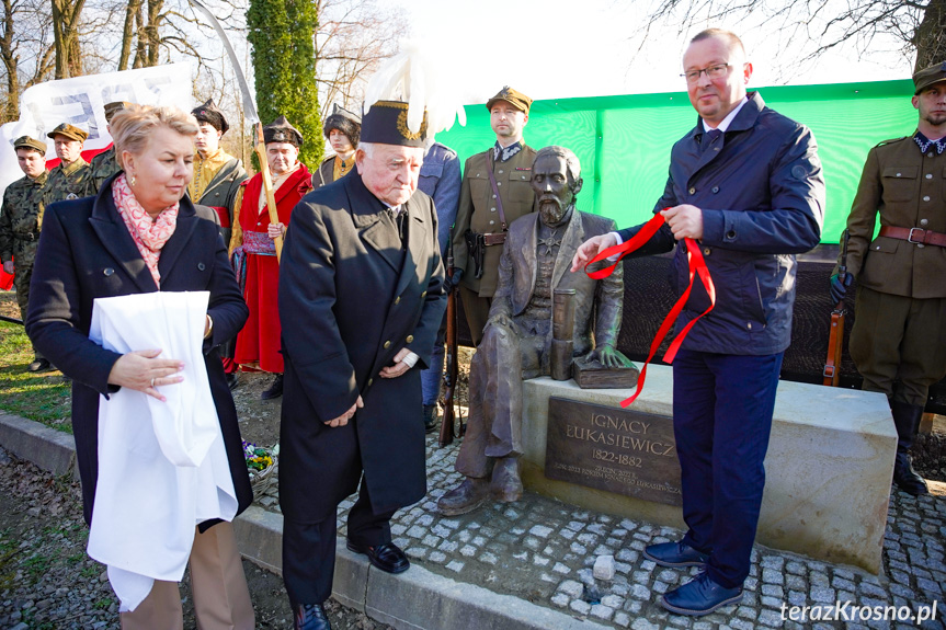 Odsłonięcie pomnika Ignacego Łukasiewicza w Zręcinie