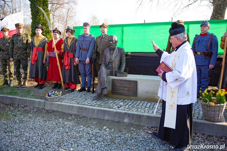 Odsłonięcie pomnika Ignacego Łukasiewicza w Zręcinie