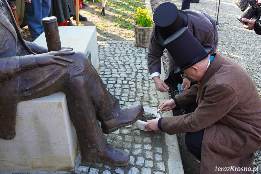 Odsłonięcie pomnika Ignacego Łukasiewicza w Zręcinie