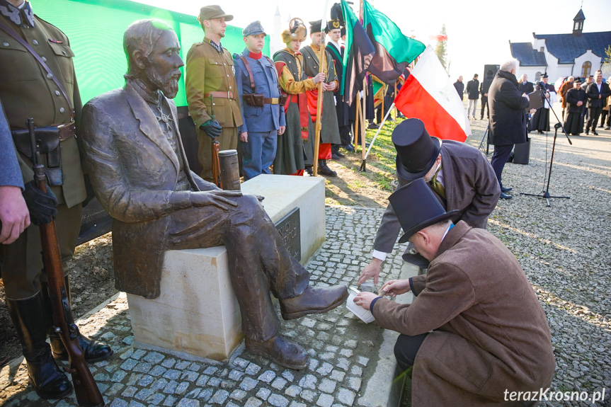 Odsłonięcie pomnika Ignacego Łukasiewicza w Zręcinie