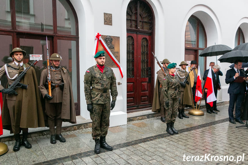 Odsłonięcie tablicy upamiętniającej dr Kamila Bogackiego