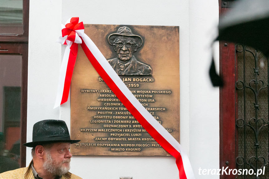 Odsłonięcie tablicy upamiętniającej dr Kamila Bogackiego