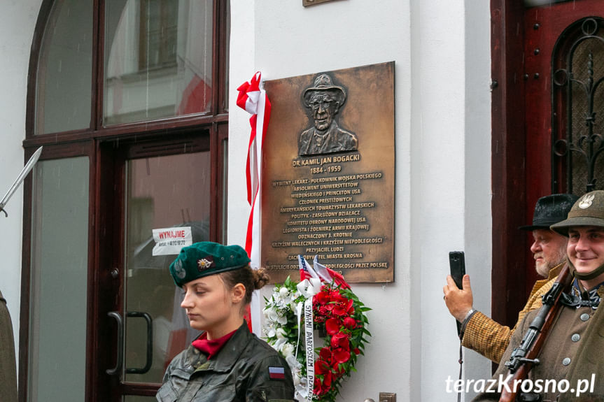 Odsłonięcie tablicy upamiętniającej dr Kamila Bogackiego