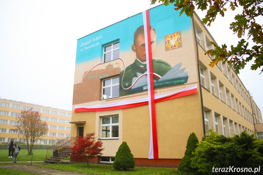 Odsłonięto mural na budynku Zespołu Szkół w Iwoniczu