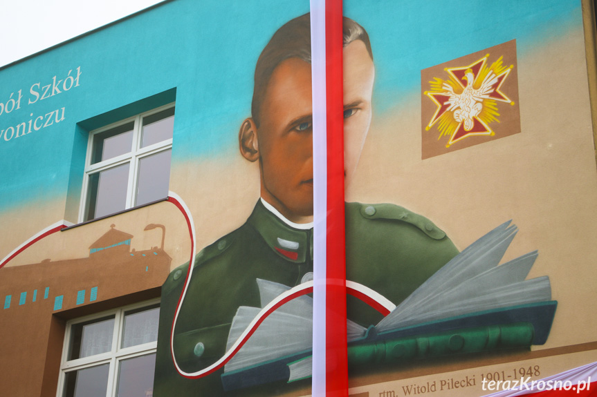 Odsłonięto mural na budynku Zespołu Szkół w Iwoniczu