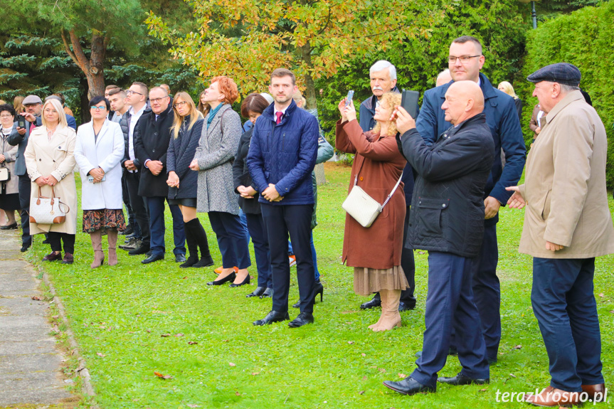 Odsłonięto mural na budynku Zespołu Szkół w Iwoniczu