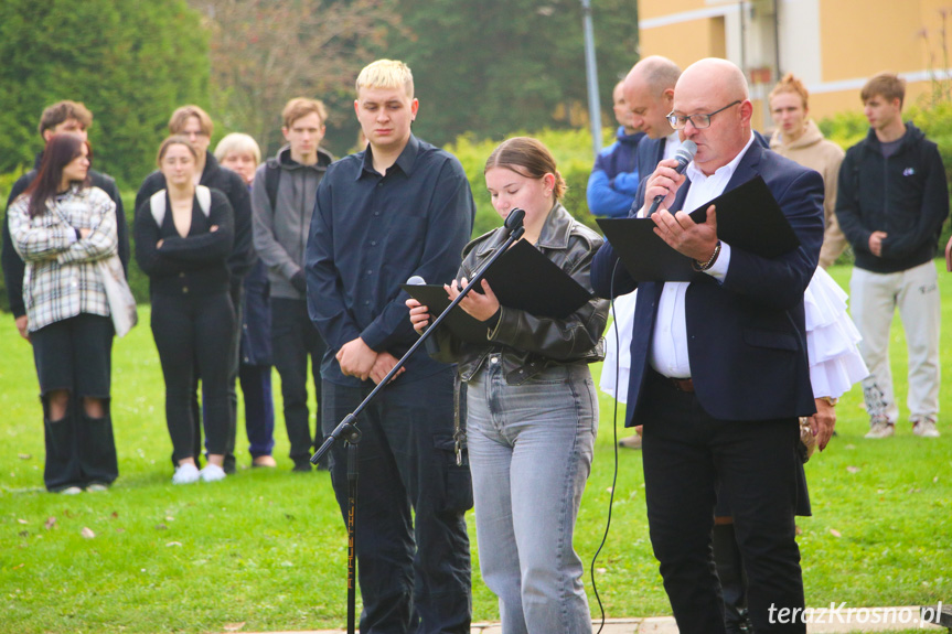 Odsłonięto mural na budynku Zespołu Szkół w Iwoniczu