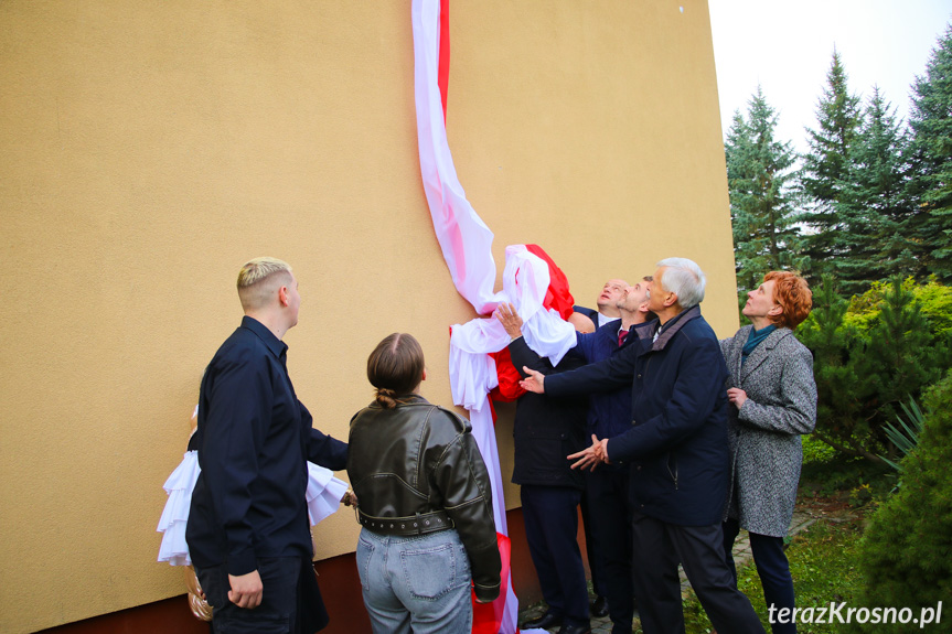 Odsłonięto mural na budynku Zespołu Szkół w Iwoniczu