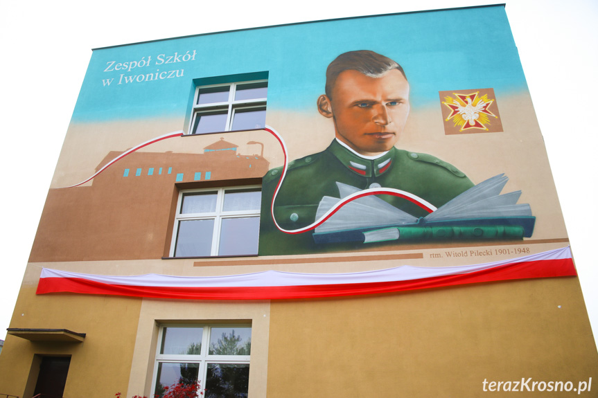 Odsłonięto mural na budynku Zespołu Szkół w Iwoniczu