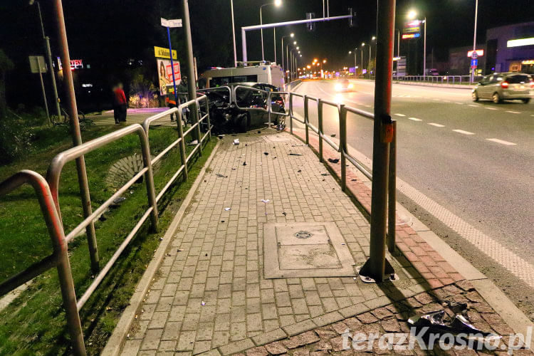 Opel wjechał w barierki