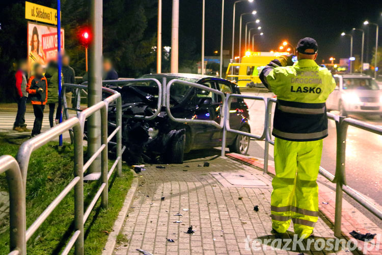 Opel wjechał w barierki