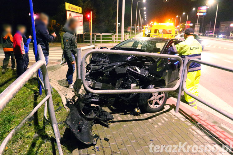 Opel wjechał w barierki