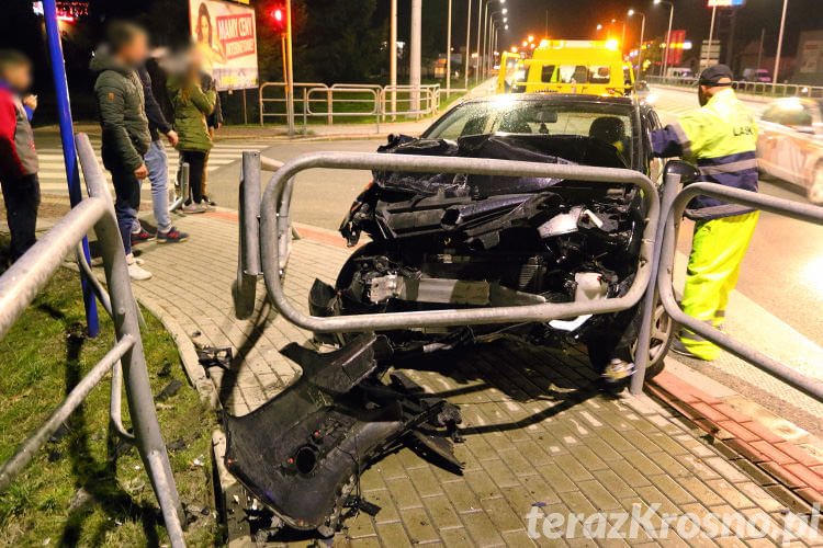 Opel wjechał w barierki