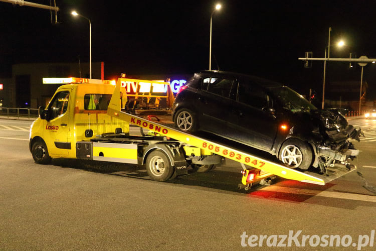 Opel wjechał w barierki