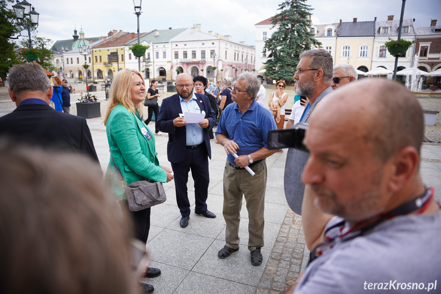 Otwarcie wystawy na rynku w Krośnie