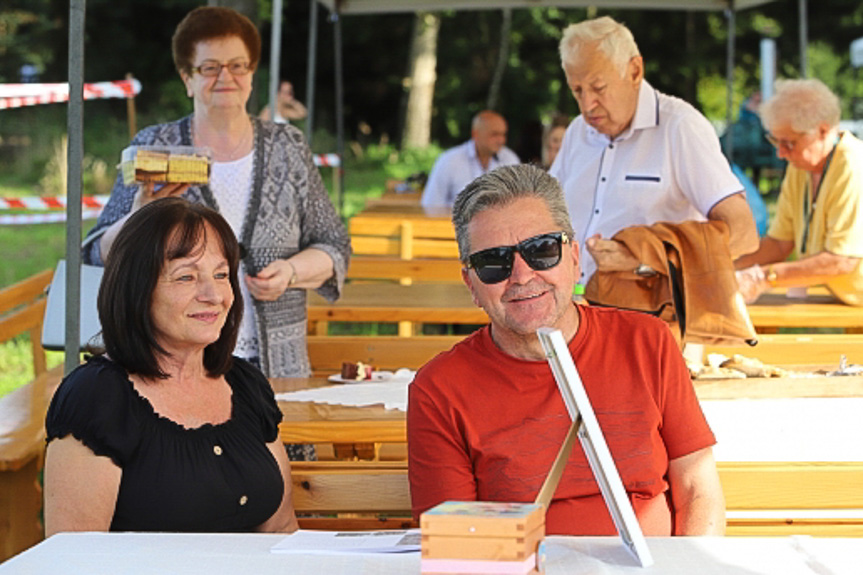 Piknik przy kościele w Jedliczu