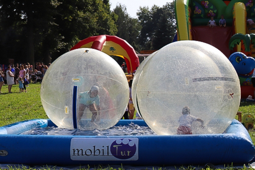 Piknik przy kościele w Jedliczu