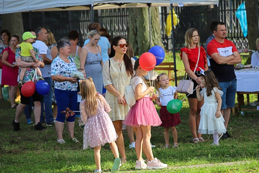 Piknik przy kościele w Jedliczu