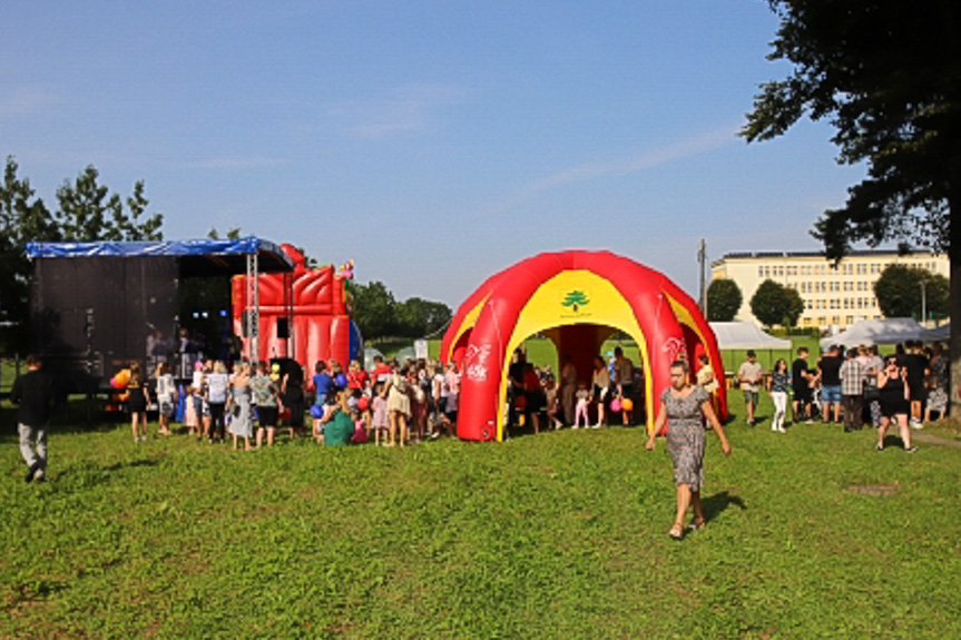 Piknik przy kościele w Jedliczu