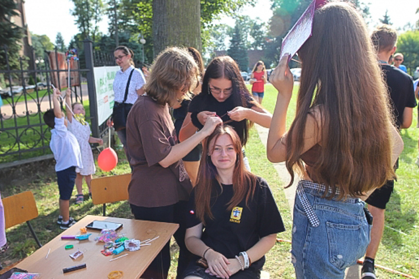 Piknik przy kościele w Jedliczu