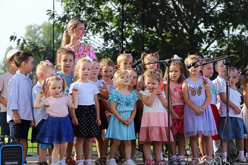 Piknik przy kościele w Jedliczu