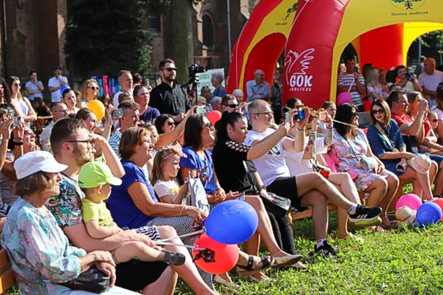 Piknik przy kościele w Jedliczu