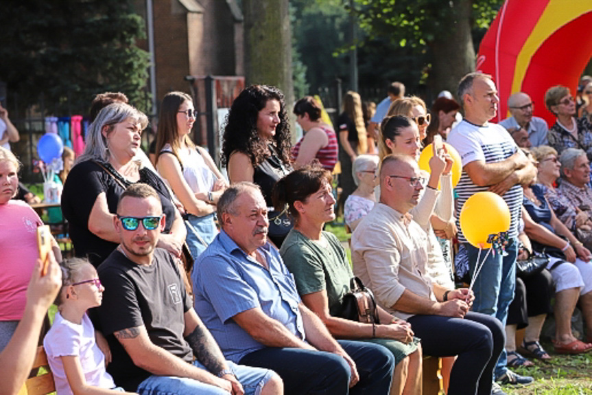 Piknik przy kościele w Jedliczu