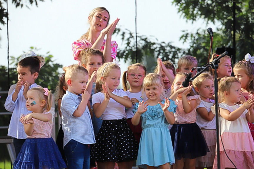 Piknik przy kościele w Jedliczu