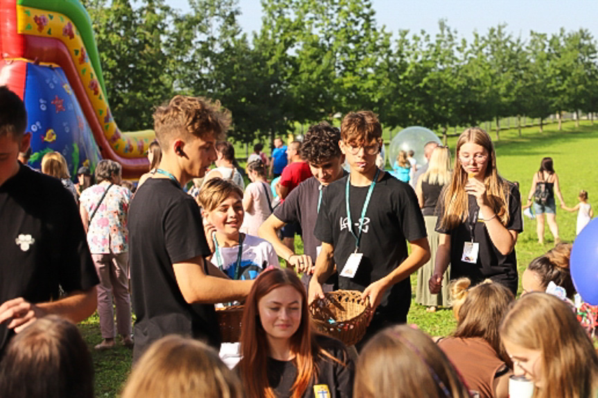 Piknik przy kościele w Jedliczu