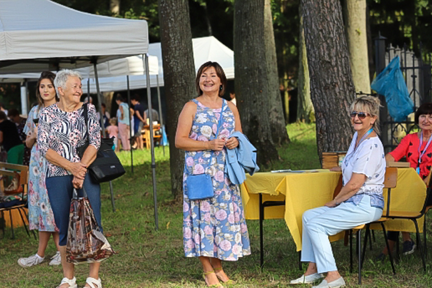 Piknik przy kościele w Jedliczu