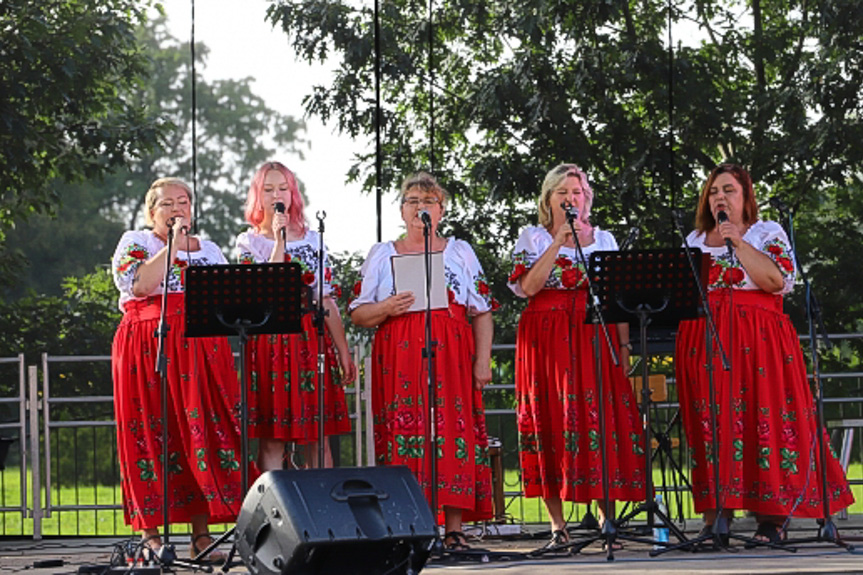 Piknik przy kościele w Jedliczu