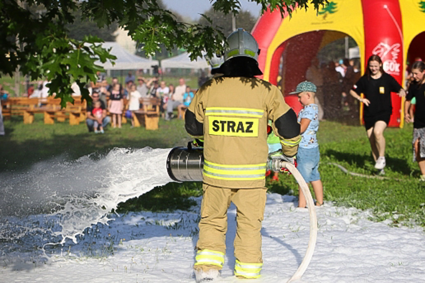 Piknik przy kościele w Jedliczu