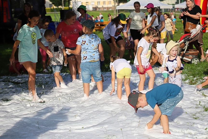 Piknik przy kościele w Jedliczu