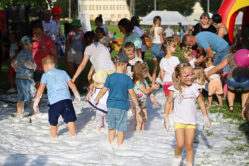 Piknik przy kościele w Jedliczu