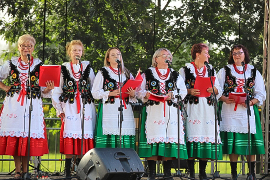 Piknik przy kościele w Jedliczu