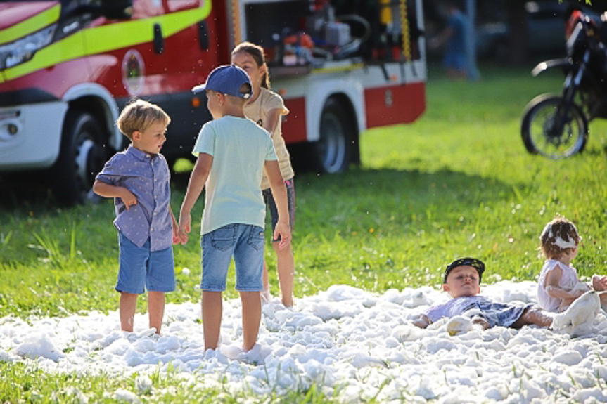 Piknik przy kościele w Jedliczu