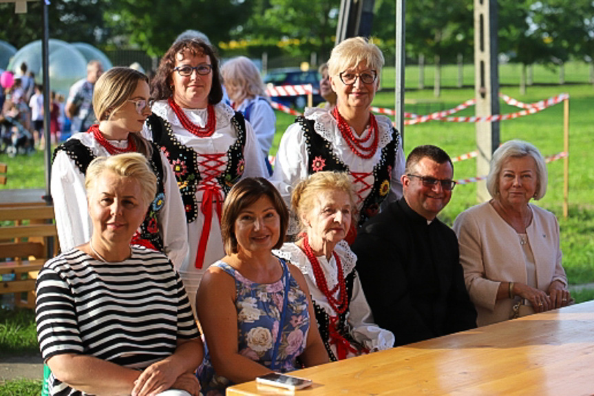 Piknik przy kościele w Jedliczu