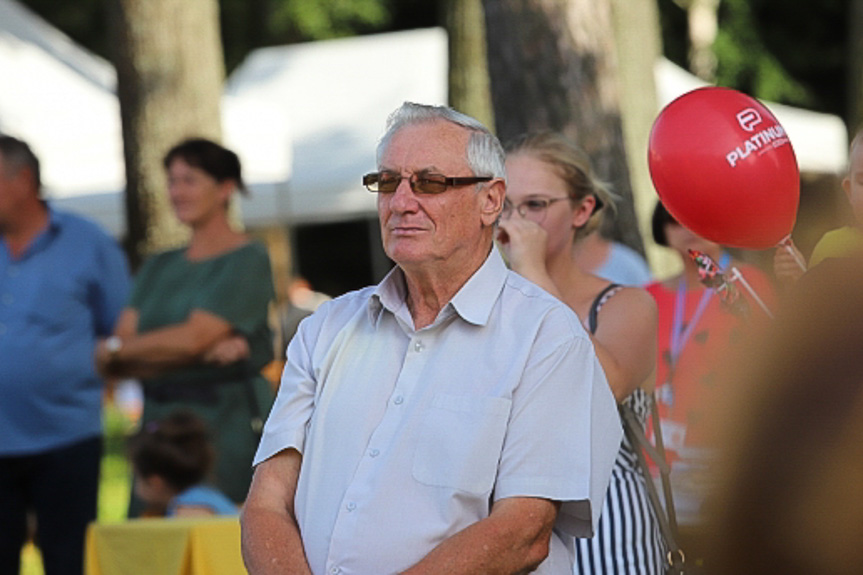 Piknik przy kościele w Jedliczu