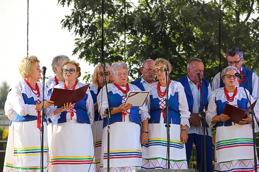 Piknik przy kościele w Jedliczu