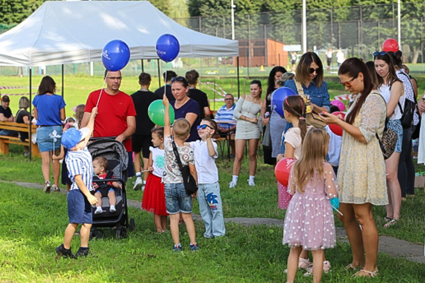 Piknik przy kościele w Jedliczu