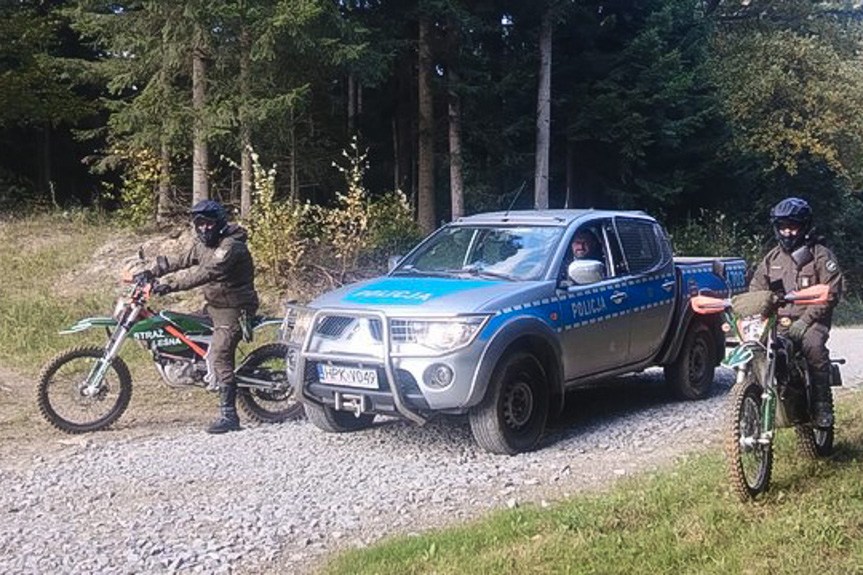 Policyjni jeźdźcy patrolują lasy i szlaki turystyczne