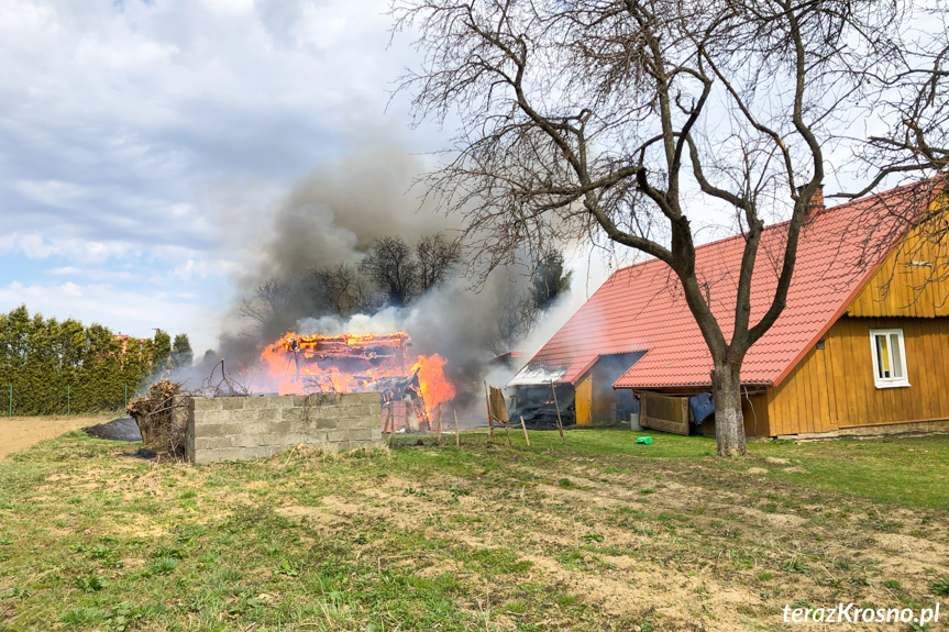 Pożar budynku gospodarczego w Rogach