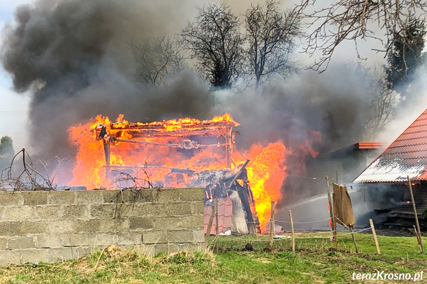 Pożar budynku gospodarczego w Rogach