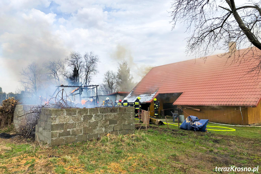 Pożar budynku gospodarczego w Rogach