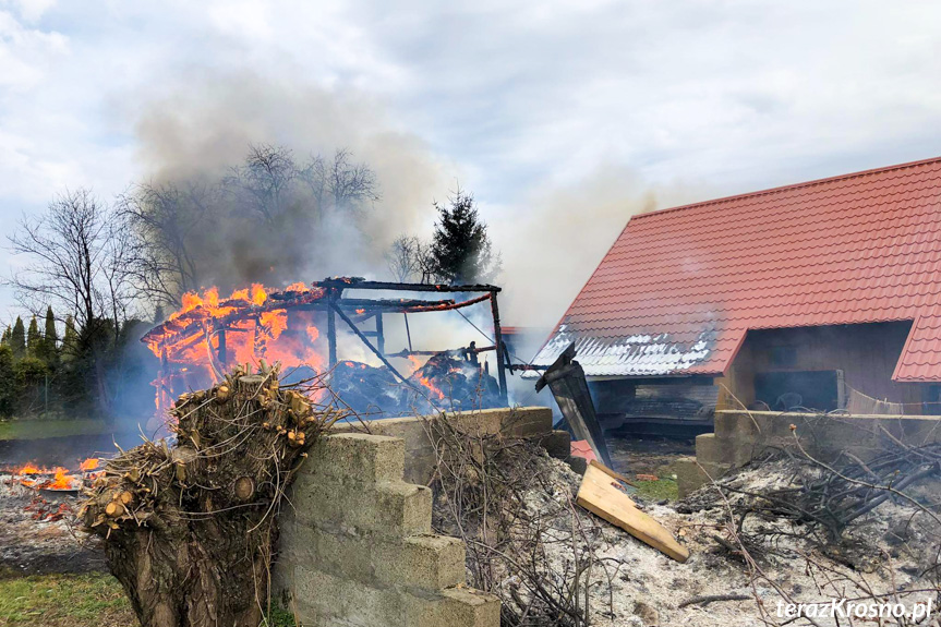 Pożar budynku gospodarczego w Rogach