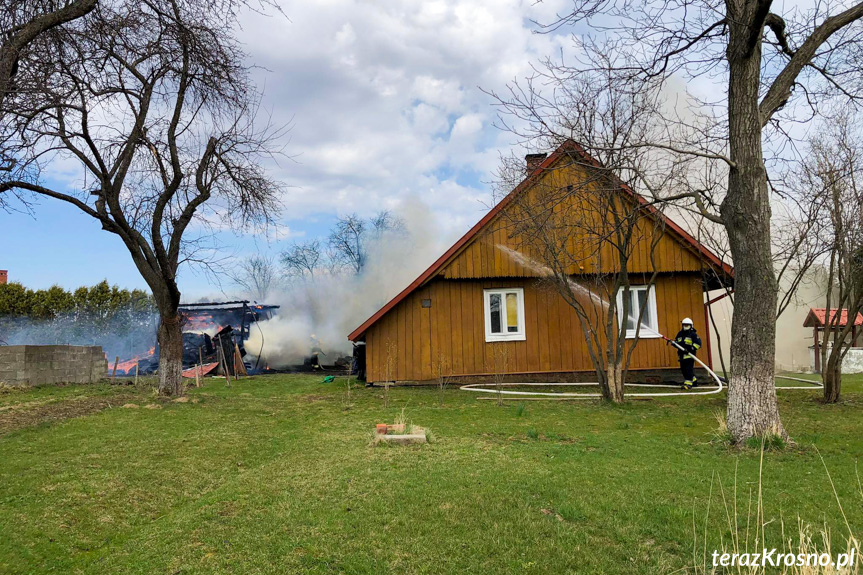 Pożar budynku gospodarczego w Rogach