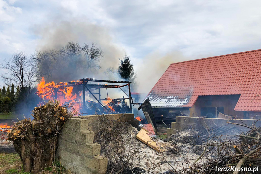 Pożar budynku gospodarczego w Rogach