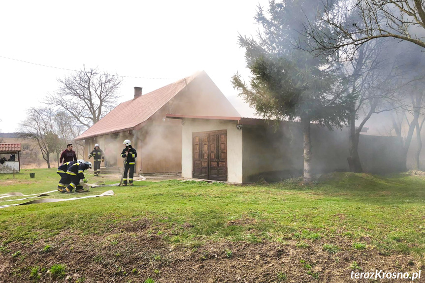 Pożar budynku gospodarczego w Rogach