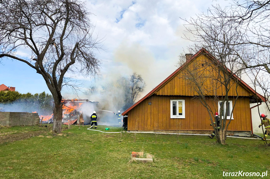 Pożar budynku gospodarczego w Rogach