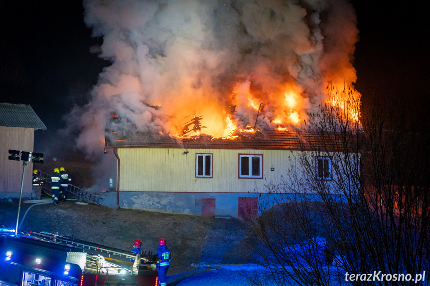 Pożar drewnianego domu w Równem